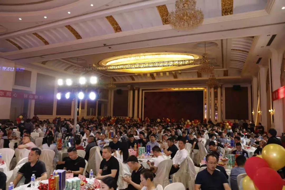 社會(huì)各界嘉賓與銷(xiāo)售經(jīng)理、新聞媒體及網(wǎng)紅代表600余人，盛況空前引人注目